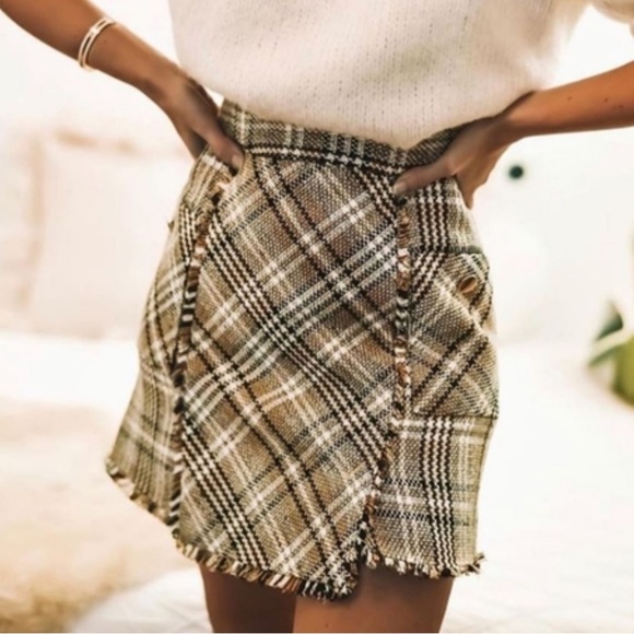 Zara Tweed Mini Skirt with Gold Button Detail - Picture 3 of 5